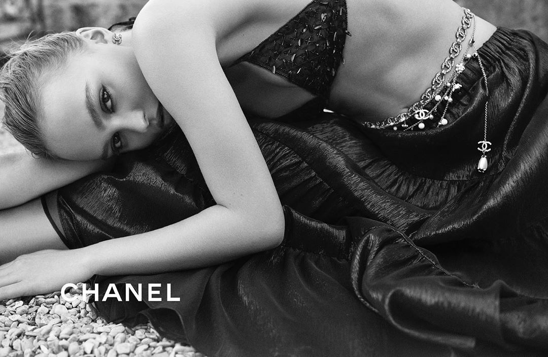 Se venligst Udvidelse alias Lily-Rose Depp for Chanel Cruise 2021 | The Fashionography