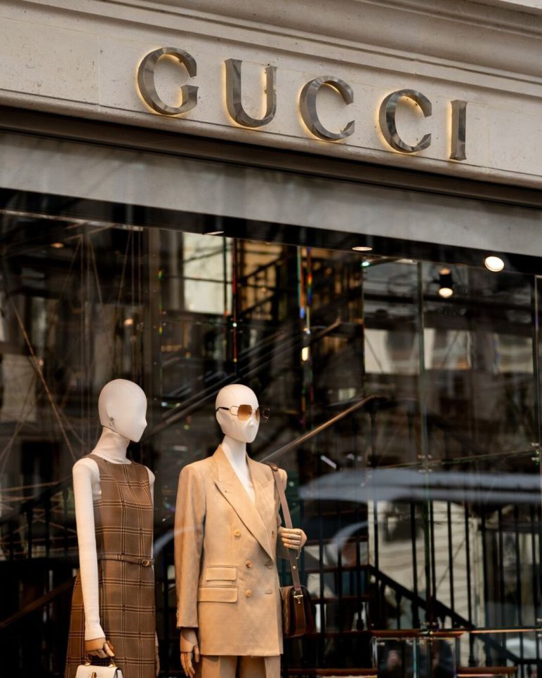 Kering's Stock Tumbles 14% as Gucci Forecasts 20% Sales Drop in Q1 2024