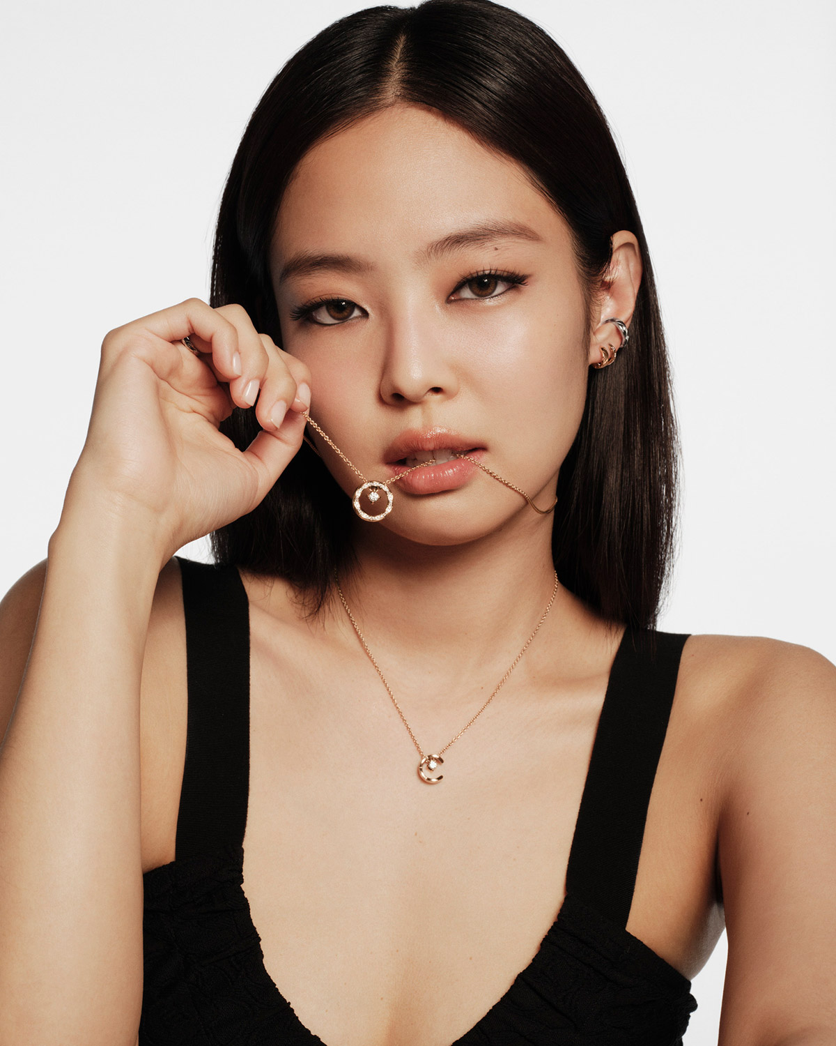 JENNIE, South Korean singer and CHANEL ambassador, wears COCO CRUSH earrings and COCO necklaces, quilted motif, in 18K BEIGE GOLD and white gold, diamonds.