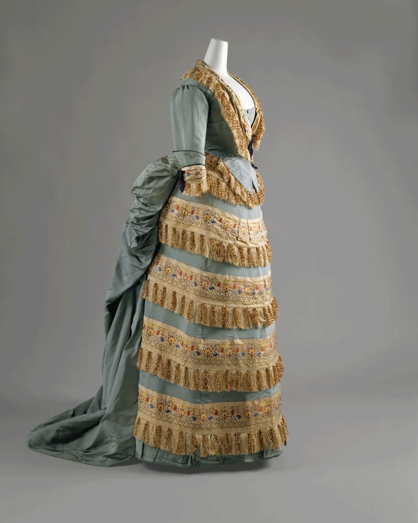 House of Worth Dress c. 1872 © Gift of Mrs. Philip K. Rhinelander, 1946, The Metropolitan Museum of Art, Dist. GrandPalaisRmn / image of the MMA