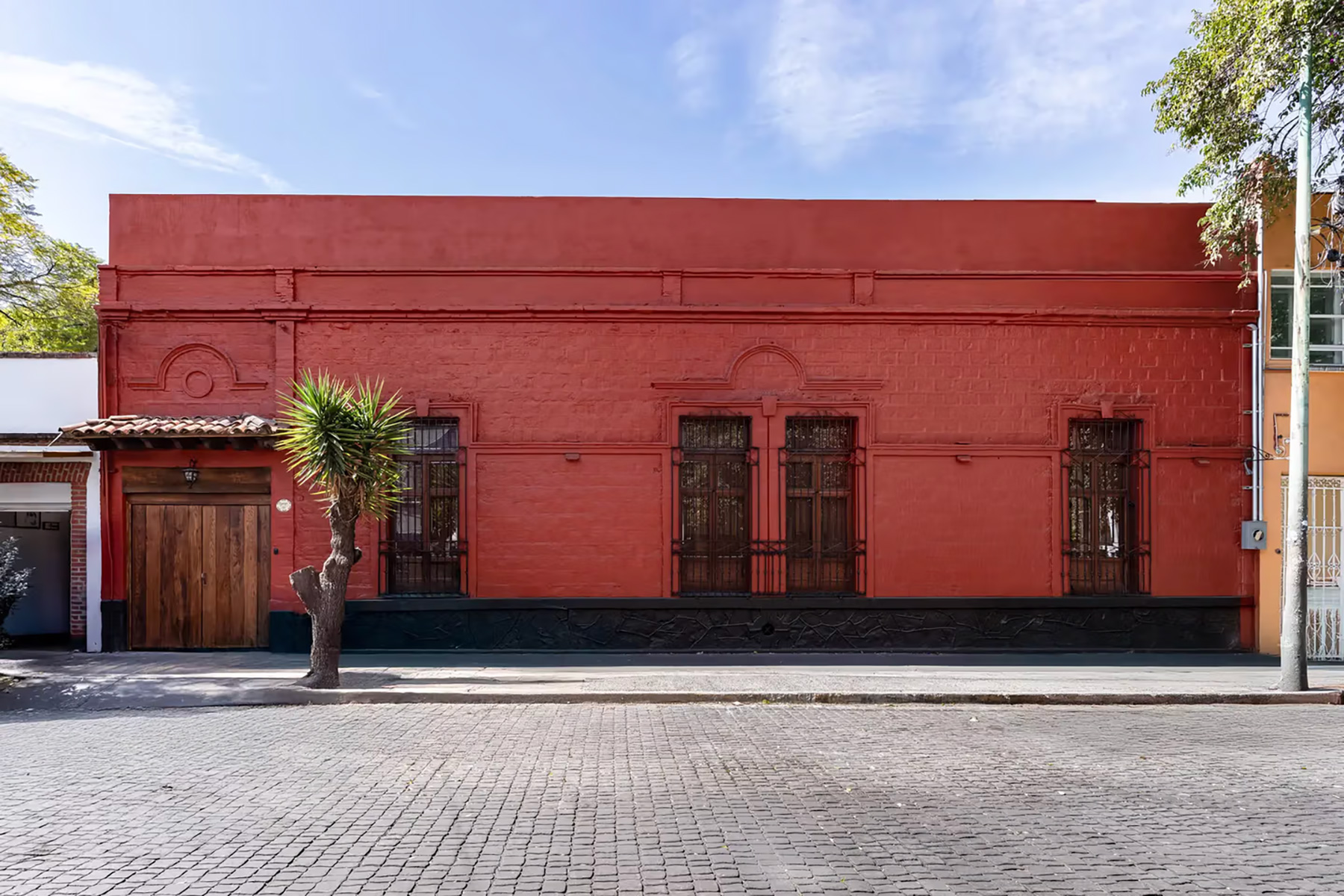 The exterior of the Museo Casa Kahlo, also referred to as La Casa Roja for its red hue | Source: Museo Frida Kahlo