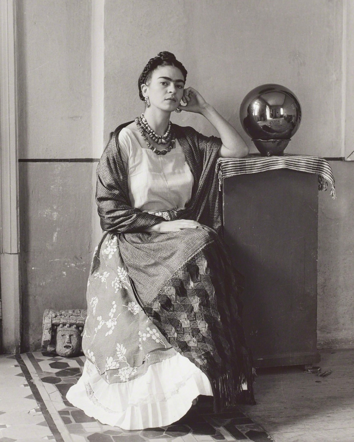 Frida Kahlo with balloon, Mexico, 1938 | Photo by Manuel Álvarez Bravo | Source: Museo Frida Kahlo